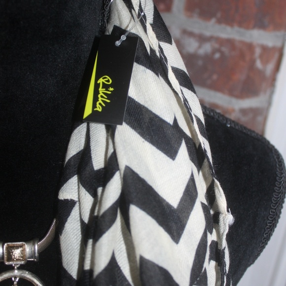 Rikka black and white chevon circular polyester scarf 32" X 70" New with tags… - Picture 3 of 3